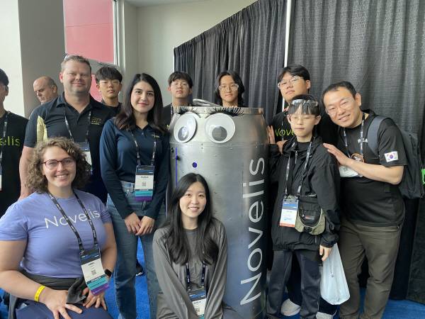 세계 청소년로봇대회에 첫 출전한 영주 대영중·고등학교 로봇동아리 이글스 팀이 후원기업인 노벨리스 관계자들과 기념 사진을 촬영했다. (노벨리스 제공)