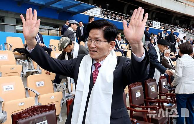 [대구=뉴시스] 이무열 기자 = 김문수 제21대 대통령 선거 국민의힘 경선 후보가 20일 대구 수성구 대구스타디움에서 열린 2025 대구 부활절 연합예배에 참석하며 성도들에게 인사하고 있다. 2025.04.20. lmy@newsis.com