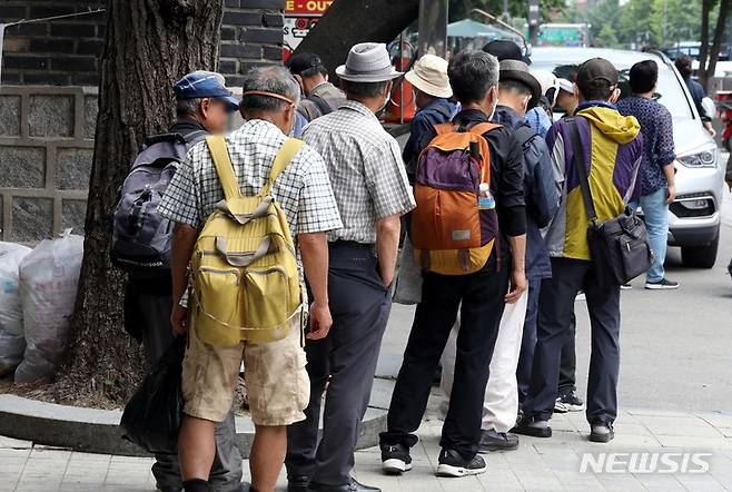 [서울=뉴시스] 조성봉 기자=고령층. 2023.06.04. suncho21@newsis.com