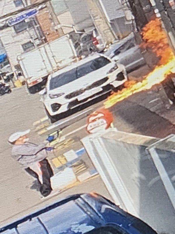 [서울=뉴시스]21일 오전 서울 관악구 봉천동의 21층 규모 아파트에서 불이 난 가운데 방화범으로 추정되는 인물이 화염방사기를 사용하고 있다. (사진=독자 제공) 2025.04.21 photo@newsis.com  *재판매 및 DB 금지