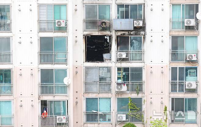 [서울=뉴시스] 홍효식 기자 = 21일 오전 서울 관악구 봉천동의 한 아파트에서 화재가 발생해 소방대원들이 현장 감식을 하고 있다. 2025.04.21. yesphoto@newsis.com