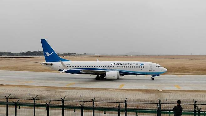 [서울=뉴시스] 미중 관세 전쟁으로 중국이 자국 항공사에 인도될 예정이던 보잉 항공기 1대를 미국으로 돌려보낸 것으로 전해졌다. 중국 샤먼항공 보잉 맥스 737 항공기 자료사진. <사진출처: 바이두> 2025.04.21