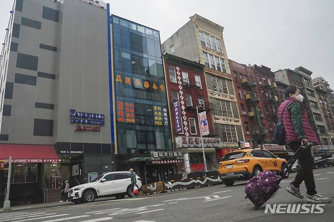 [뉴욕=AP/뉴시스] 21일 파이낸셜타임스에 따르면 차이나타운 내 자영업자들은 도널드 트럼프 미국 대통령이 중국산 수입품에 145%의 관세를 부과한 후 필요한 물품을 대량으로 구매하고 있다. 미국 뉴욕 차이나타운에서 촬영된 사진. 2023.04.18.
