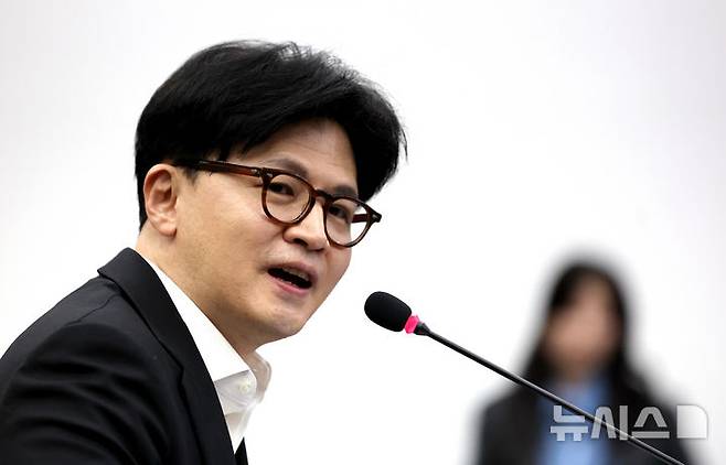 [경주=뉴시스] 이무열 기자 = 한동훈 제21대 대통령 선거 국민의힘 경선 후보가 21일 경북 경주시 경주화백컨벤션센터(하이코·HICO)에서 열린 2025 아시아태평양경제협력체(APEC) 정상회의 준비상황에서 발언하고 있다. 2025.04.21. lmy@newsis.com