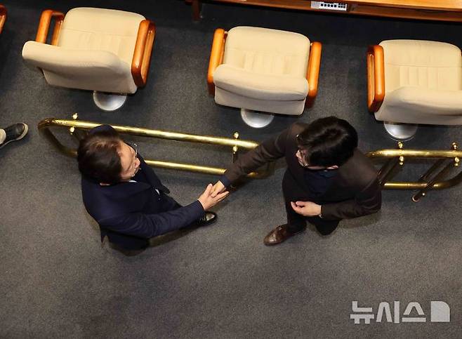 [서울=뉴시스] 조성우 기자 = 윤석열 대통령이 긴급 대국민 담화를 통해 비상계엄령을 발표한 가운데 4일 서울 여의도 국회 본회의장에 한동훈 국민의힘 대표와 이재명 민주당 대표가 만나 악수하고 있다. 2024.12.04. xconfind@newsis.com