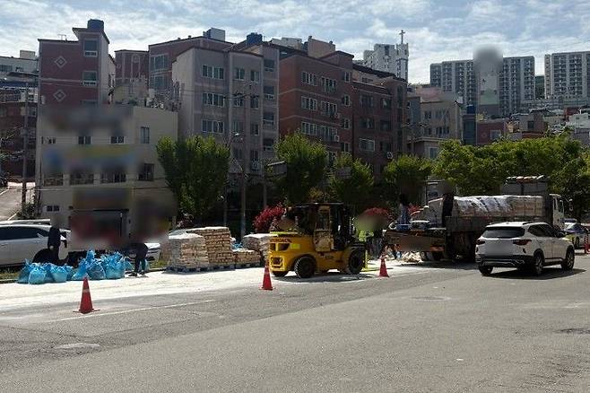 [부산=뉴시스] 21일 오후 부산 중구의 한 교차로를 달리던 화물차에서 밀가루 포대 일부가 도로에 떨어졌다. (사진=부산경찰청 제공) 2025.04.21. photo@newsis.com *재판매 및 DB 금지