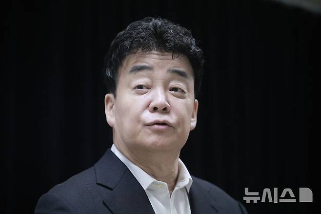 [서울=뉴시스] 정병혁 기자 = 백종원 더본코리아 대표가 28일 서울 서초구의 한 회의공간에서 열린 더본코리아 주주총회에 참석해 취재진 질문에 답하고 있다. 2025.03.28. jhope@newsis.com