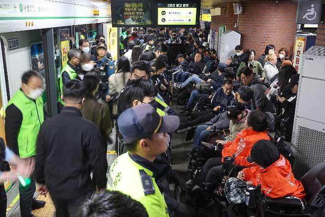 전장연 출근길 지하철 탑승 시위. 연합뉴스