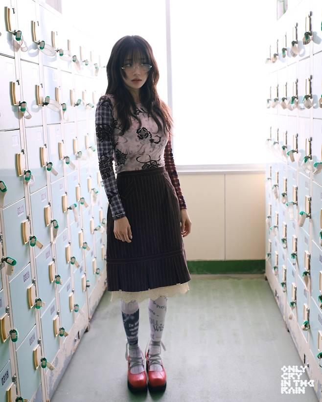 가수 츄의 미니 3집 '온리 크라이 인 더 레인'은 오늘(21일) 저녁 6시 각종 음악 사이트에서 발매된다. ATRP 제공