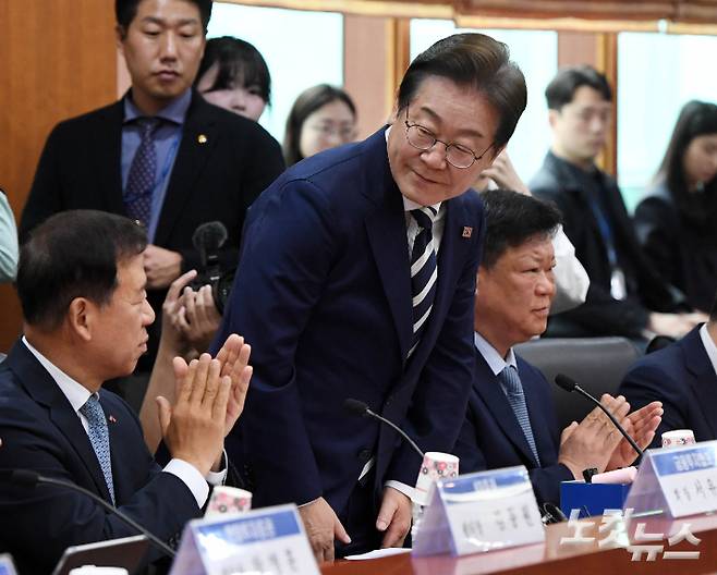 더불어민주당 이재명 경선 후보가 21일 오전 서울 여의도 금융투자협회에서 열린 자본시장 활성화를 위한 정책간담회에 참석해 인사하고 있다. 황진환 기자