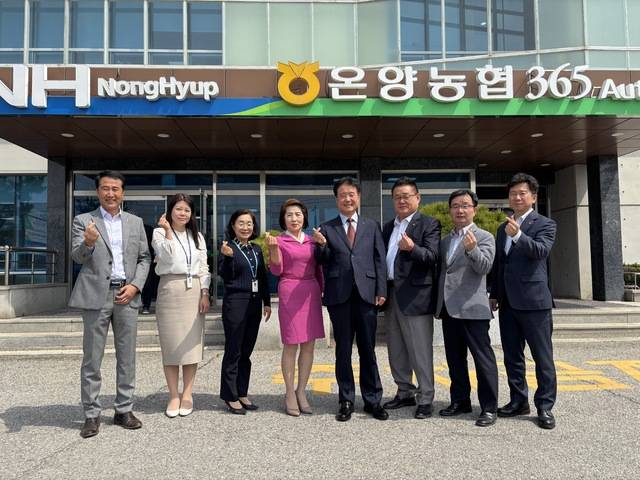 충남 아산 온양농협 백성현 조합장(오른쪽 네번째) 등 임직원들이 본점에서 농민이 잘 사는 농촌 구현에 최선을 다할 것을 다짐하고 있다.