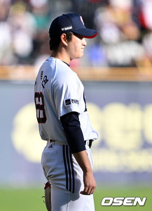 [OSEN=잠실, 이대선 기자] 20일 오후 서울 잠실야구장에서 2025 신한 SOL Bank KBO리그 두산 베어스와 KIA  타이거즈의 경기가 열렸다.두산은 잭로그, KIA는 네일을 선발 투수로 내세웠다.9회초 무사 1루에서 두산 김택연이 KIA 홍종표의 번트 때 송구 실책을 범하고 아쉬워하고 있다. 2025.04.20 /sunday@osen.co.kr