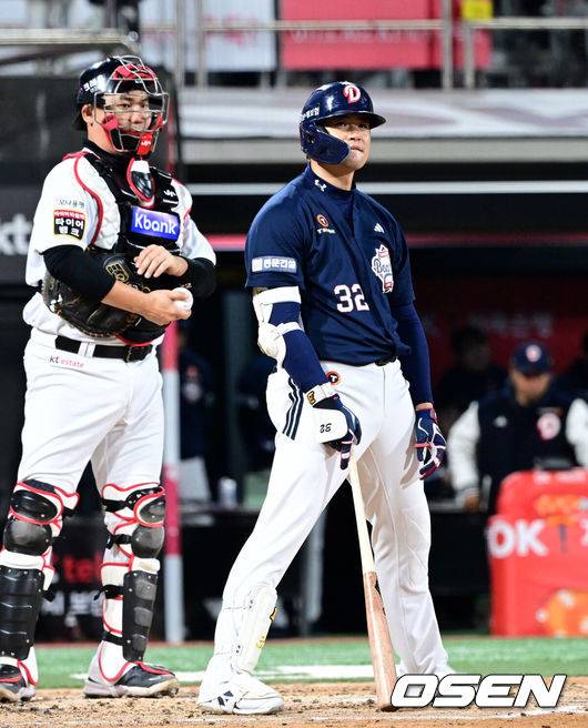 [OSEN=수원, 최규한 기자] 27일 오후 경기도 수원 KT위즈파크에서 ‘2025 신한 SOL Bank KBO리그’ KT 위즈와 두산 베어스의 경기가 열렸다.홈팀 KT는 오원석, 방문팀 두산은 김유성을 선발로 내세웠다.3회초 1사 1루 상황 두산 김재환이 삼진으로 물러나며 아쉬워하고 있다. 2025.03.27 / dreamer@osen.co.kr