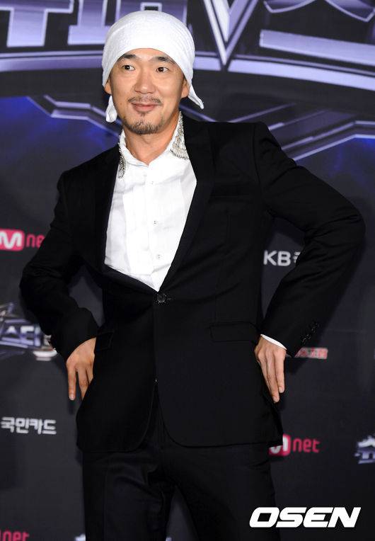 [OSEN=정송이 기자] 16일 오후 서울 광화문 아펠가모에서 진행된 '슈퍼스타K5 리턴즈' 기자간담회에서 이하늘이 포토타임을 갖고 있다.'슈퍼스타 K5'는 1차 예선 및 지역 예선을 통해 공식 집계된 지원자수는 198만 2,661명이다. 명실상부 대한민국 오디션 최대 규모의 명맥을 이으며 올해에도 대한민국 대표 오디션 프로그램의 입지를 다졌다.한편, 참신한 기획과 재능 있는 지원자 발굴로 대국민 오디션의 원조 위용을 드러낼 Mnet '슈퍼스타K5'는 8월 9일 오후 11시 첫 방송된다. /ouxou@osen.co.kr