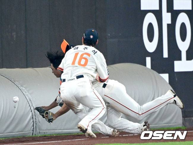 [OSEN=대전, 최규한 기자] 7회초 2사 주자없는 상황 NC 손아섭의 2루타 때 타구를 쫓던 한화 유격수 하주석과 좌익수 최인호가 충돌하고 있다. 2025.04.18 / dreamer@osen.co.kr