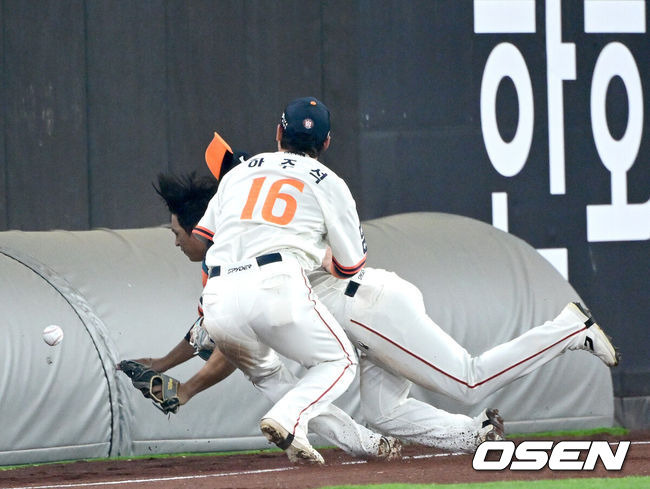 [OSEN=대전, 최규한 기자] 18일 오후 대전 한화생명 볼파크에서 ‘2025 신한 SOL Bank KBO리그’ 한화 이글스와 NC 다이노스의 경기가 열렸다.홈팀 한화는 엄상백, 방문팀 NC는 로건 앨런을 선발로 내세웠다.7회초 2사 주자없는 상황 NC 손아섭의 2루타 때 타구를 쫓던 한화 유격수 하주석과 좌익수 최인호가 충돌하고 있다. 2025.04.18 / dreamer@osen.co.kr