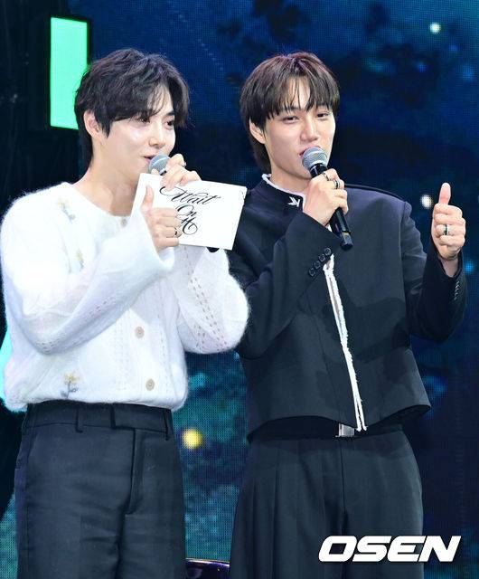 [OSEN=민경훈 기자] 그룹 엑소(EXO)의  멤버 카이 네 번째 미니앨범 '웨이트 온 미(Wait On Me)' 발매 쇼케이스가 21일 오후 서울 광장동 예스24라이브홀에서 열렸다.쇼집해제 후 첫 컴백 앨범인 '웨이트 온 미'에는 타이틀 곡 '웨이트 온 미'를 포함해 '어덜트 스윔'(Adult Swim), '월스 돈트 토크'(Walls Don't Talk), '프레셔'(Pressure) 등 총 7곡이 담겼다.엑소 카이가 진행 MC 엑소 수호와 함께 포즈를 취하고 있다. 2025.04.21 / rumi@osen.co.kr