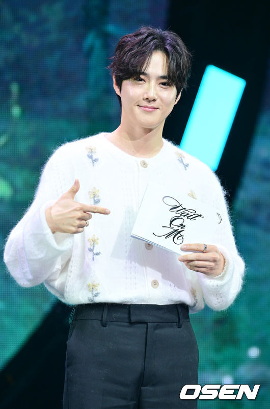 [OSEN=민경훈 기자] 그룹 엑소(EXO)의  멤버 카이 네 번째 미니앨범 '웨이트 온 미(Wait On Me)' 발매 쇼케이스가 21일 오후 서울 광장동 예스24라이브홀에서 열렸다.쇼집해제 후 첫 컴백 앨범인 '웨이트 온 미'에는 타이틀 곡 '웨이트 온 미'를 포함해 '어덜트 스윔'(Adult Swim), '월스 돈트 토크'(Walls Don't Talk), '프레셔'(Pressure) 등 총 7곡이 담겼다.진행을 하던 엑소 수호가 포토타임을 갖고 있다. 2025.04.21 / rumi@osen.co.kr