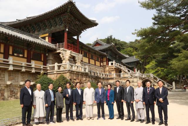 ▲현장 점검차 경주를 찾은 국회 ‘2025 APEC 정상회의 지원 특별위원회’ 위원들이 불국사 앞에서 기념촬영을 하고 있다ⓒ경주시청 제공