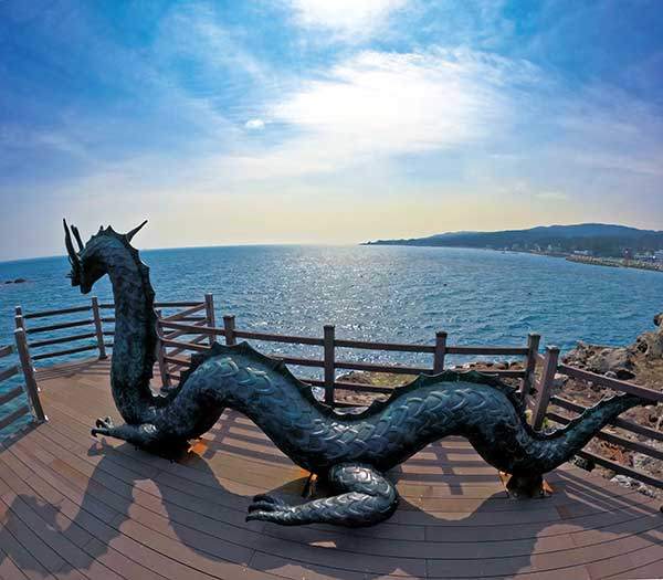 강동누리길에는&nbsp;재미있는 조형물들이 많다. 문무왕과 관련된 것부터&nbsp;이 지역 해녀에 관한 것까지&nbsp;각 조형물마다 이야기를 품고 있어 걷는 길이 지루하지 않다.