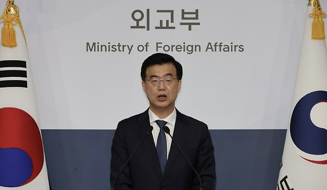 이재웅 외교부 대변인이 18일 서울 종로구 정부서울청사 별관에서 열린 외교부 정례브리핑에서 미국의 민감국가 리스트 관련 질문에 답변하고 있다. 연합뉴스