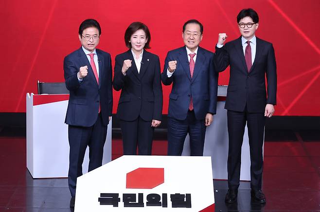 국민의힘 이철우(왼쪽부터), 나경원, 홍준표, 한동훈 경선 후보가 20일 서울 강서구 ASSA아트홀에서 열린 '제21대 대통령 선거 국민의힘 1차 경선 B조 토론회' 시작 전 기념촬영을 하고 있다. 국회사진기자단