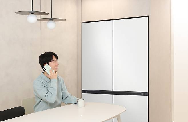 삼성 'AI 구독클럽' 가입 고객이 'AI 사전 케어 알림' 서비스를 받고 제품을 살펴보고 있다. 삼성전자 제공