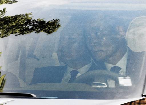 윤석열 전 대통령이 21일 서울 서초구 중앙지법에서 열린 내란 우두머리 혐의 2차 공판에 차량을 타고 출석하고 있다. 뉴시스