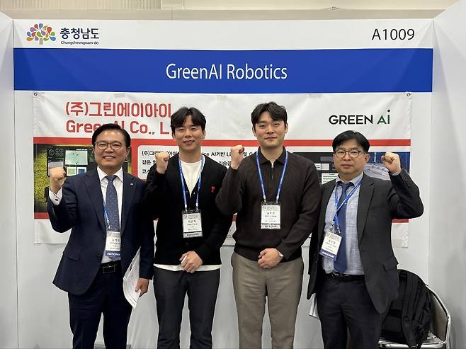 김석필(왼쪽) 부시장 등 천안시 대표단이 애틀란타에서 열린 ‘2025 세계한인비즈니스대회’를 찾아 천안시 참가 기업을 격려했다.