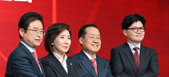 이철우(왼쪽부터), 나경원, 홍준표, 한동훈 제21대 대통령 선거 국민의힘 경선 후보가 20일 서울 강서구 ASSA아트홀에서 열린 ‘제21대 대통령 선거 국민의힘 1차 경선 B조 토론회’에서 토론 시작 전 기념촬영을 하고 있다. 국회사진기자단