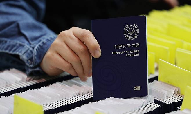 서울 종로구청에서 직원이 여권발급 업무를 하고 있다. 연합뉴스
