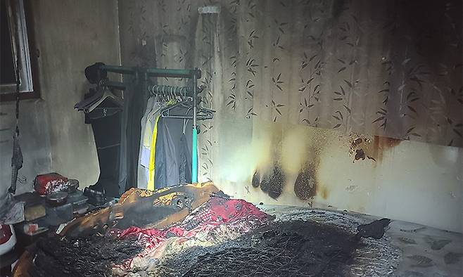 지난 2월 3일 50대 남성 투숙객이 불을 질러 가재도구 등이 모두 불에 탄 모텔 객실 내부 모습. 부산 동부경찰서 제공