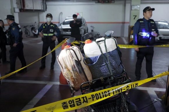 21일 서울 관악구 봉천동의 한 아파트에서 화재가 발생, 경찰 과학수사대가 지하 주차장에서 주민 신고로 기름통이 실린 오토바이를 조사하고 있다. 2025.4.21 뉴스1