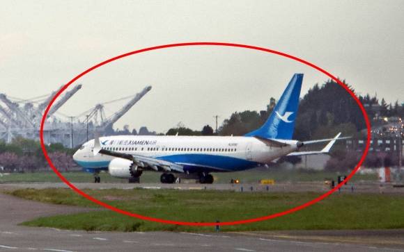 중국 샤먼항공에 인도될 예정이었던 보잉 737 맥스 항공기가 19일(현지시간) 미국 워싱턴주 시애틀 킹 카운티 국제공항에 착륙하고 있다. 이 항공기는 중국 저장성 저우산에 위치한 보잉사의 완성센터에서 도색 작업 완료 후 인도 대기 중이었으나, 미·중 관세전쟁 여파로 ‘반품’됐다. 2025.4.20 시애틀 로이터 연합뉴스