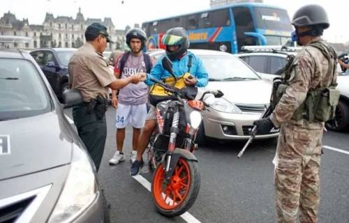 페루 리마에서 군경이 2인이 탑승한 오토바이를 검문하고 있다. 출처=에레세에레