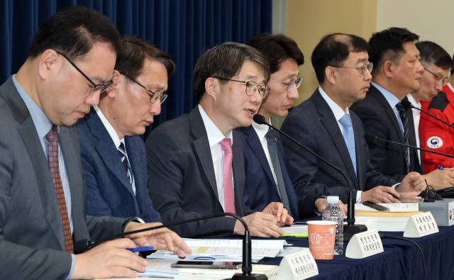 기획재정부 김동일 예산실장(왼쪽 세 번째)이 지난 17일 정부세종청사 브리핑실에서 2025년 추가경정예산안에 대해 상세히 설명하고 있다. 연합뉴스