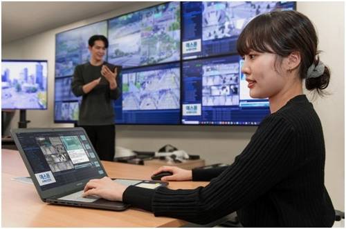 에스원 관계자가 지능형 CCTV용 AI 에이전트를 활용해 CCTV를 제어하는 모습. 사진 제공=에스원