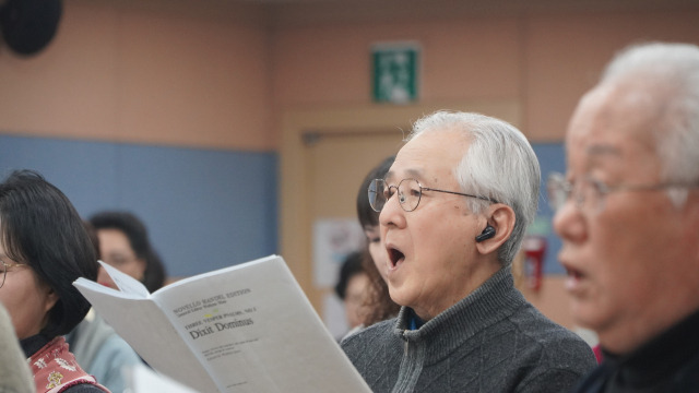 지난달 경기 과천시 과천시민회관에서 열린 청춘합창단 수업 현장. 정예지 기자