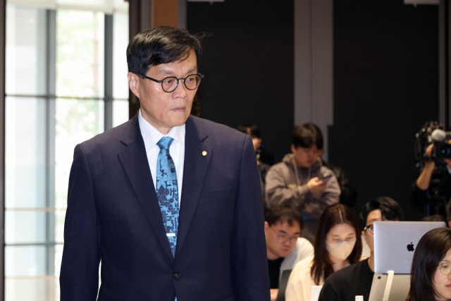 이창용 한국은행 총재가 17일 서울 중구 한국은행 본관에서 열린 금융통화위원회 본회의를 마친 후 통화정책방향 기자 회에 참석하고 있다. 사진공동취재단