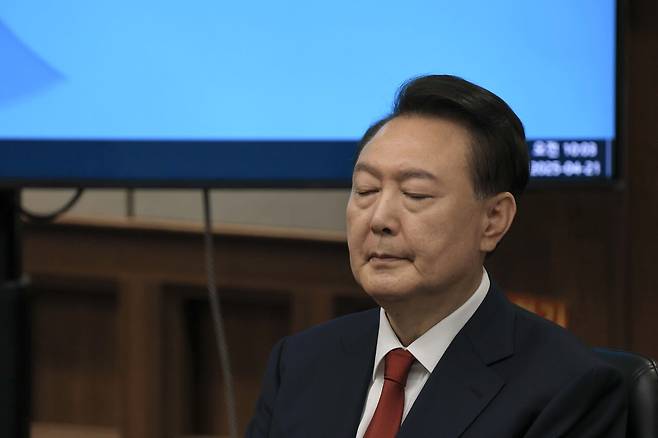 윤석열 전 대통령이 4월21일 서울 서초구 서울중앙지법에서 열린 내란 우두머리 혐의 형사재판 2차 공판에 출석해 있다. ⓒ사진공동취재단