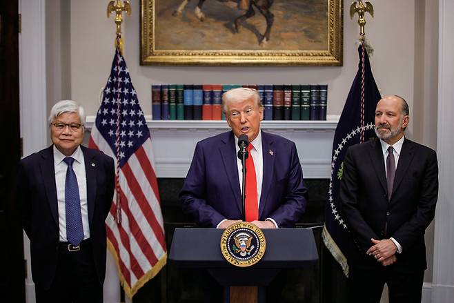 트럼프 대통령이 3월3일 백악관 루스벨트룸에서 웨이저자 TSMC 회장(왼쪽)과 만나 TSMC의 1000억 달러 투자계획을 밝히고 있다. ⓒDPA 연합