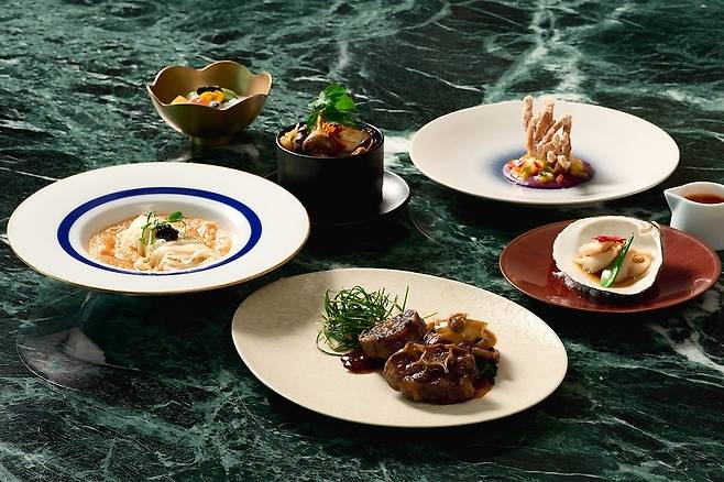 롯데호텔앤리조트의 중식당 통합 프로모션 ‘만춘미식’의  일품 전복 한우 소꼬리찜과  산호초 흑돼지     사진제공｜롯데호텔앤리조트