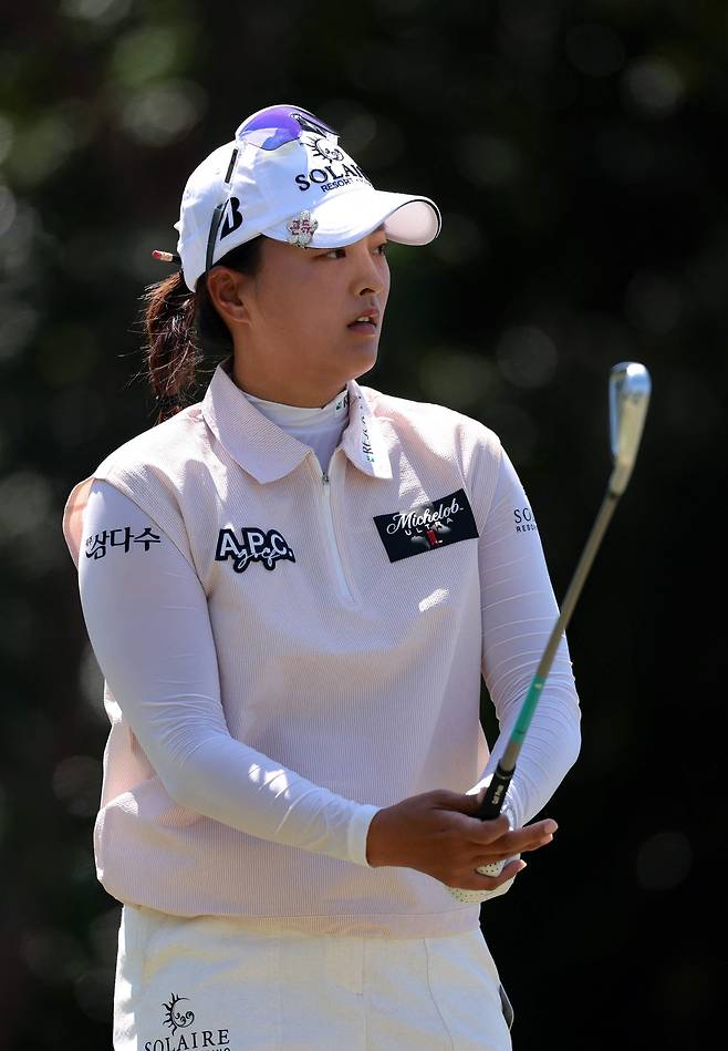 고진영이 21일 미국 로스앤젤레스 엘 카바예로 골프장에서 열린 LPGA 투어 JM이글 LGA 챔피언십 최종라운드 6번홀에서 티샷을 준비하고 있다. 로스앤젤레스｜AFP연합뉴스