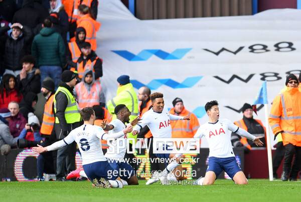 ▲ 손흥민은 과거에서 아픔을 감추고 토트넘을 위해 뛴 경험이 있다. 2019-20 시즌 애스턴 빌라전에서는 경기 시작 1분도 지나지 않아 오른팔 골절 부상을 당했지만, 극복하며 뛰었고 두 골을 넣으며 승리를 견인했다.