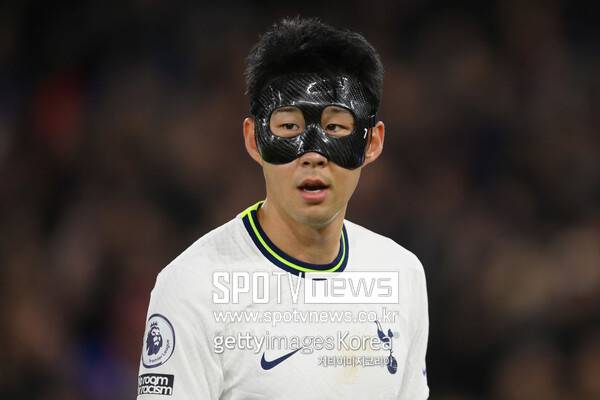 ▲ 2022 카타르 월드컵 본선을 앞두고 올림피크 마르세유와의 챔피언스리그에서 안와 골절 부상을 당했던 손흥민, 안면 보호 마스크를 착용하고 16강 진출을 이끌었다. 토트넘으로 복귀한 뒤에도 한동안 마스크를 쓰고 뛰었다.