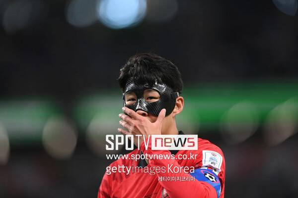 ▲ 2022 카타르 월드컵 본선을 앞두고 올림피크 마르세유와의 챔피언스리그에서 안와 골절 부상을 당했던 손흥민, 안면 보호 마스크를 착용하고 16강 진출을 이끌었다. 토트넘으로 복귀한 뒤에도 한동안 마스크를 쓰고 뛰었다.