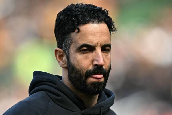 ▲ 울버햄턴은 파블로 사라비아의 결승골로 맨체스터 유나이티드에 1-0으로 이겼다. 마테우스 쿠냐와 함께 즐거움을 터뜨리고 있다. 후벵 아모림 감독에게는 굴욕의 시간이다. ⓒ연합뉴스/REUTERS/AFP