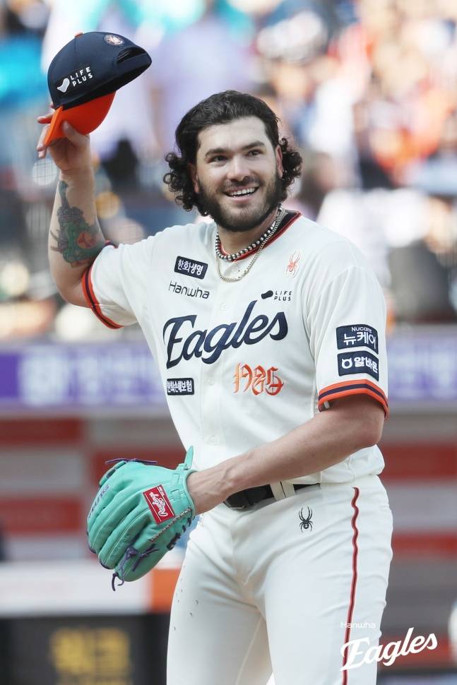 한화 선발 투수 코디 폰세가 20일 대전 NC전에서 팬들에게 인사하고 있다. /사진=한화 이글스 제공