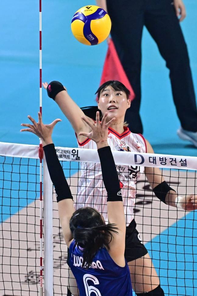 한국 정윤주가 20일 경기 화성종합경기타운 실내체육관에서 열린 '2025 한국-태국 여자배구 올스타 슈퍼매치' 2차전에서 스파이크를 때리고 있다. /사진=한국배구연맹 제공