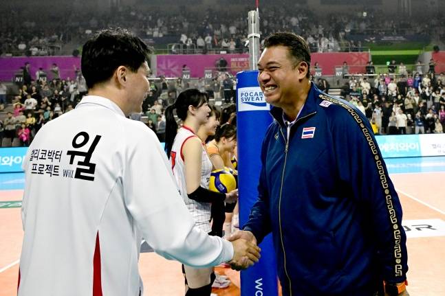강성형 한국 국가대표 올스타 감독(왼쪽)이 19일 경기도 화성실내체육관에서 열린 '2025 한국-태국 여자배구 올스타 슈퍼매치'에서 태국 감독과 악수하고 있다. /사진=한국배구연맹 제공